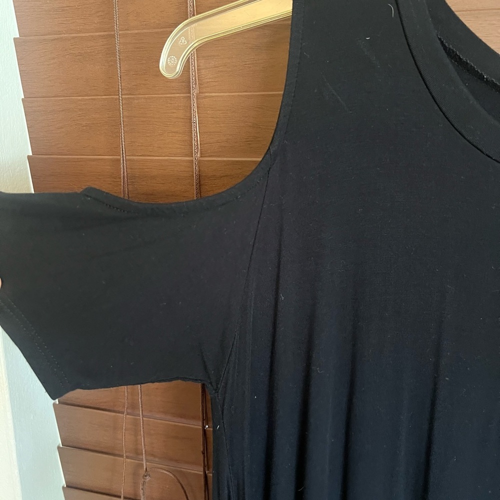 Cold shoulder black dress - Picture 2 of 3